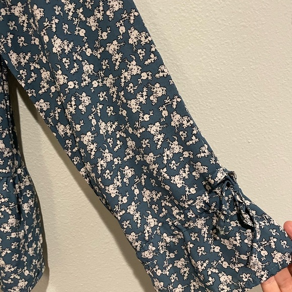 Maurices Smokey Teal Ditzy print blouse. Size S - Picture 3 of 6